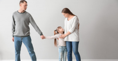 كيف تربي أطفالاً سعداءَ بعد الطلاق؟ كيفية التعامل مع الطفل بعد انفصال الأبوين