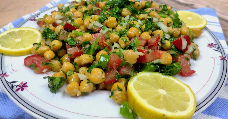 سلطة الحمص بمكونات بسسيطة