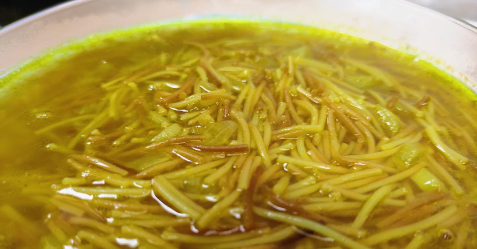 تقديم شوربة الشعيرية