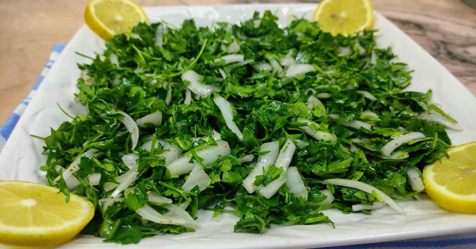 سلطة اللحوم بالبقدونس والبصل