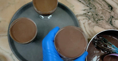 3: سكب وتبريد حلى القهوة