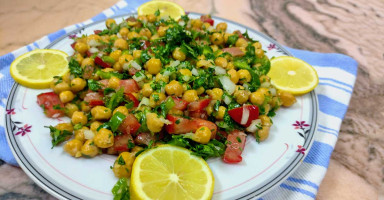 4: تقديم سلطة الحمص
