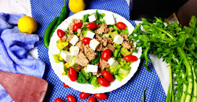 طريفة عمل سلطة تونة للرجيم بالخضار والجبن