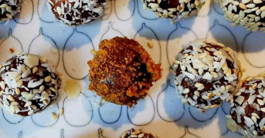 طريقة عمل كرات التمر الصحية