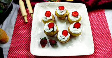 طريقة عمل مافن كيك بالفراولة والكريمة للأطفال وللمدرسة