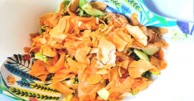 طريقة عمل سلطة السلمون للرجيم بالخس والأفوكادو