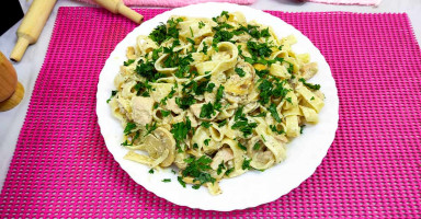 طريفة عمل باستا فيتوتشيني ألفيريدو بالدجاج والكريمة