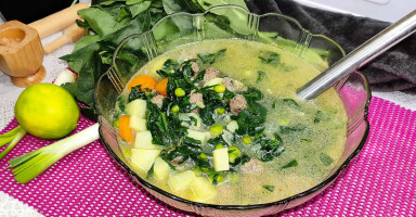 طريقة عمل شوربة السبانخ بكرات اللحمة المفرومة مع الخضار