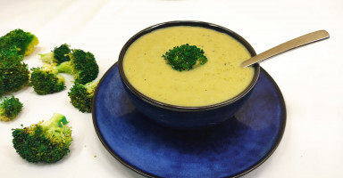 طريقة عمل شوربة البروكلي والبطاطس بالجبنة