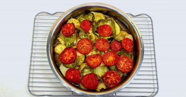 طريقة عمل صينية البطاطس بالفرن بدون لحم أو دجاج