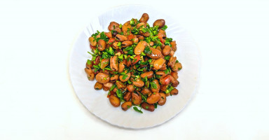 طريقة سهلة لعمل الفول المعلب بالثوم والطماطم