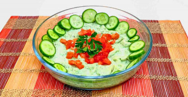 الشفوت اليمني مع شرائح الطماطم والخيار