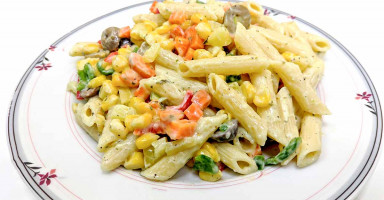 تقديم سلطة مكرونة الباردة