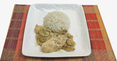 بيكاتا الفراخ بالمشروم مع الأرز الأبيض