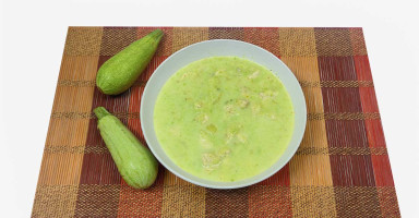 تقديم شوربة الكوسا بالحليب