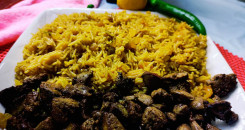 أرز مصري مكرمل بالخلطة مع الكبدة والقوانص