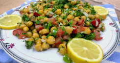 سلطة الحمص بمكونات بسسيطة
