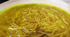 تقديم شوربة الشعيرية