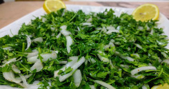 سلطة البقدونس والبصل الخفيفة
